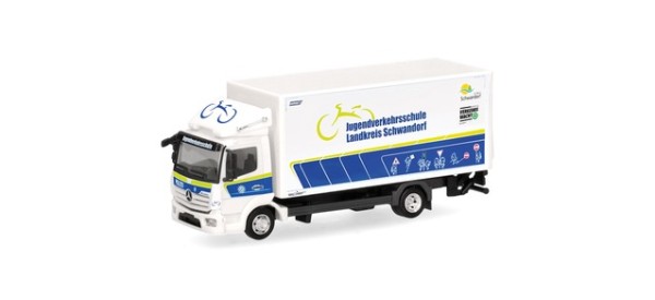 Herpa Mercedes-Benz Atego '13 Koffer-LKW mit Ladebordwand "Jugendverkehrsschule Landkreis Schwandorf