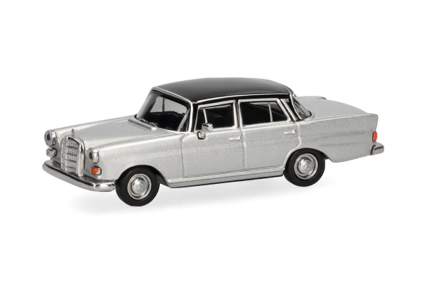Herpa Mercedes-Benz 200 Heckflosse silbermetallic - schwarz